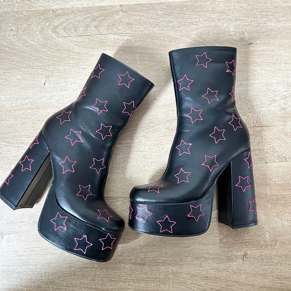 Platform star embroidered boots